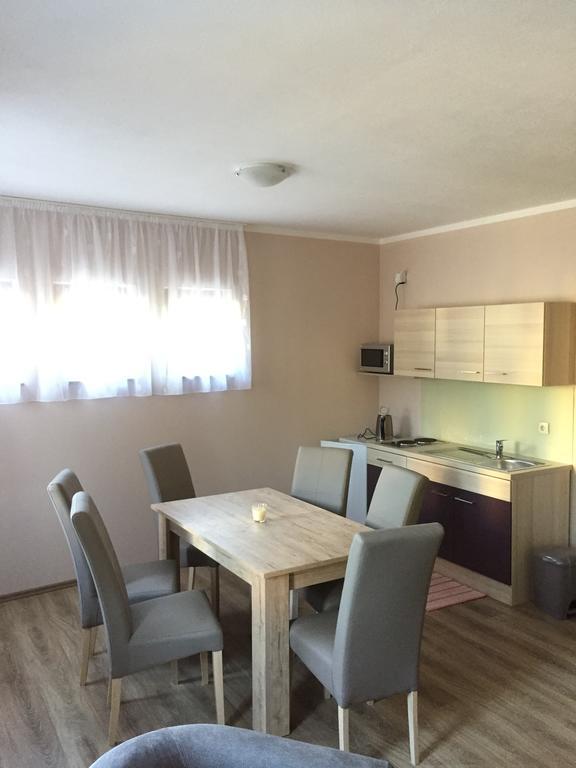 סלוניי Apartments Petra מראה חיצוני תמונה