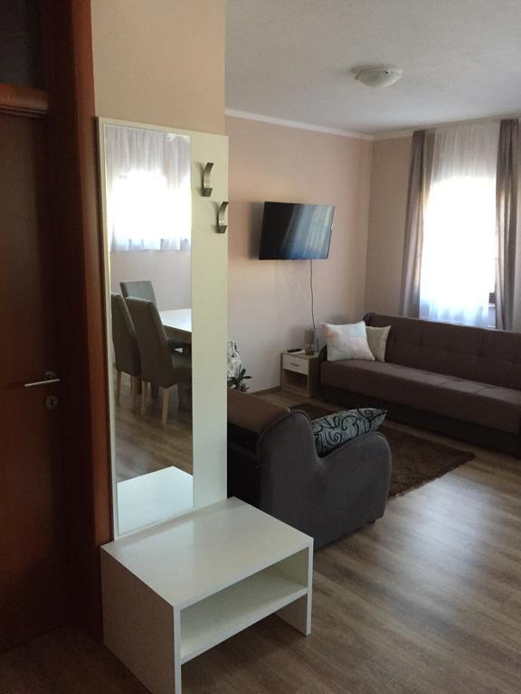 סלוניי Apartments Petra מראה חיצוני תמונה