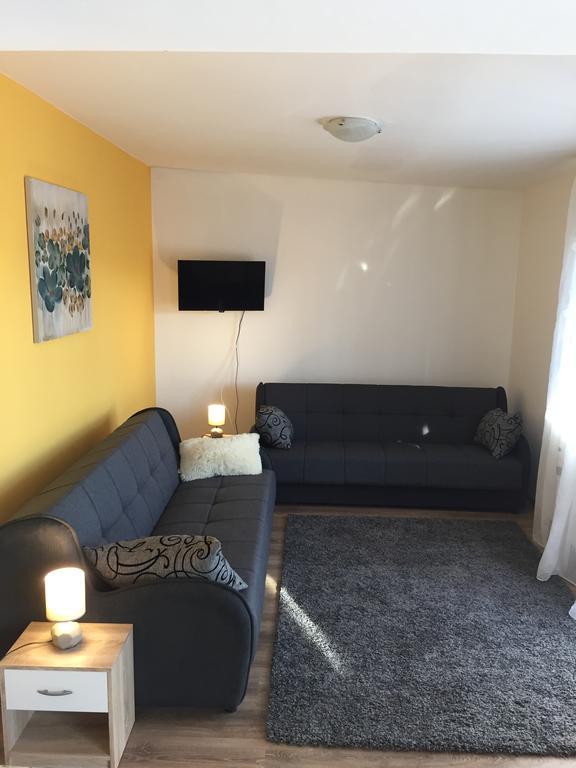 סלוניי Apartments Petra מראה חיצוני תמונה