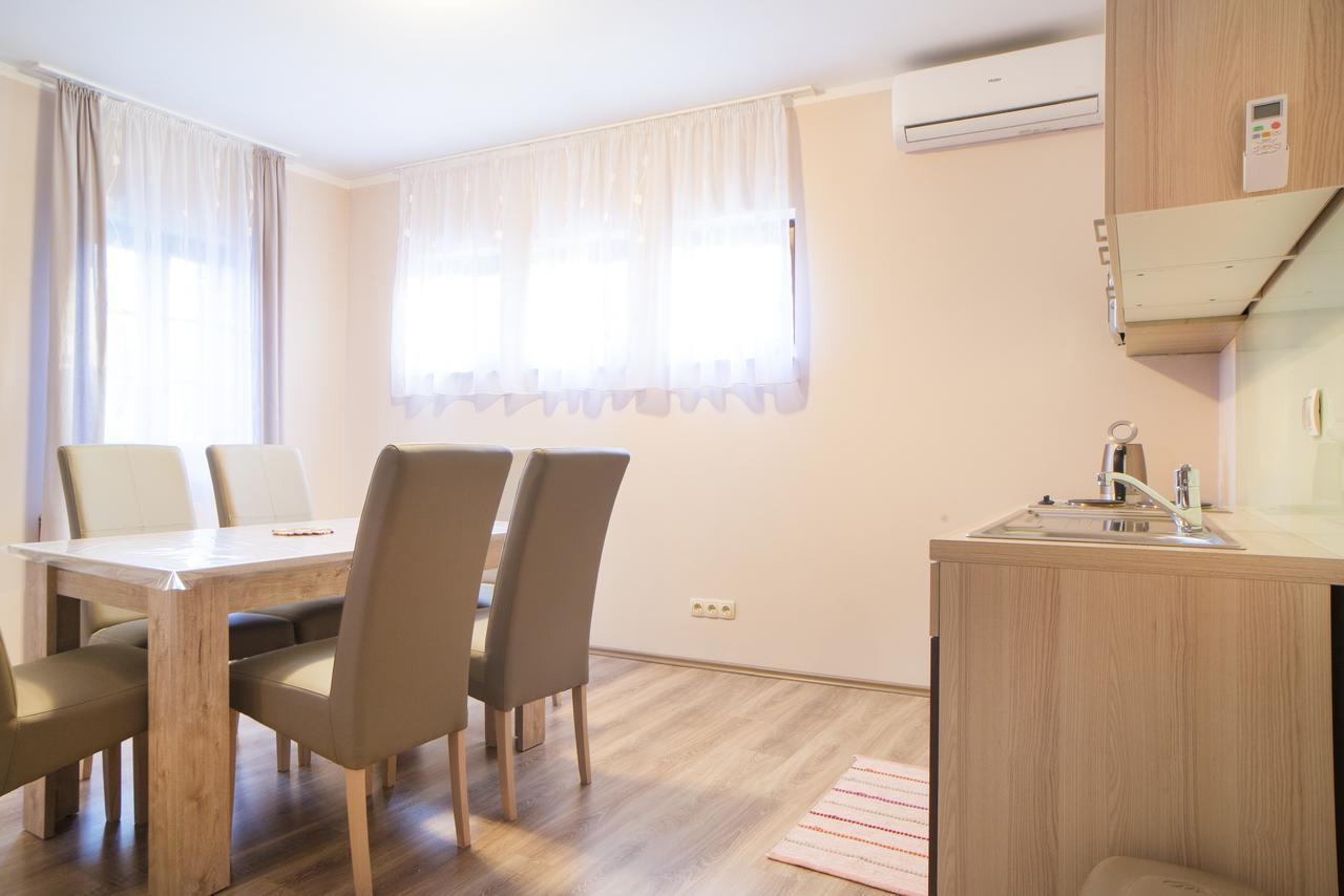 סלוניי Apartments Petra מראה חיצוני תמונה