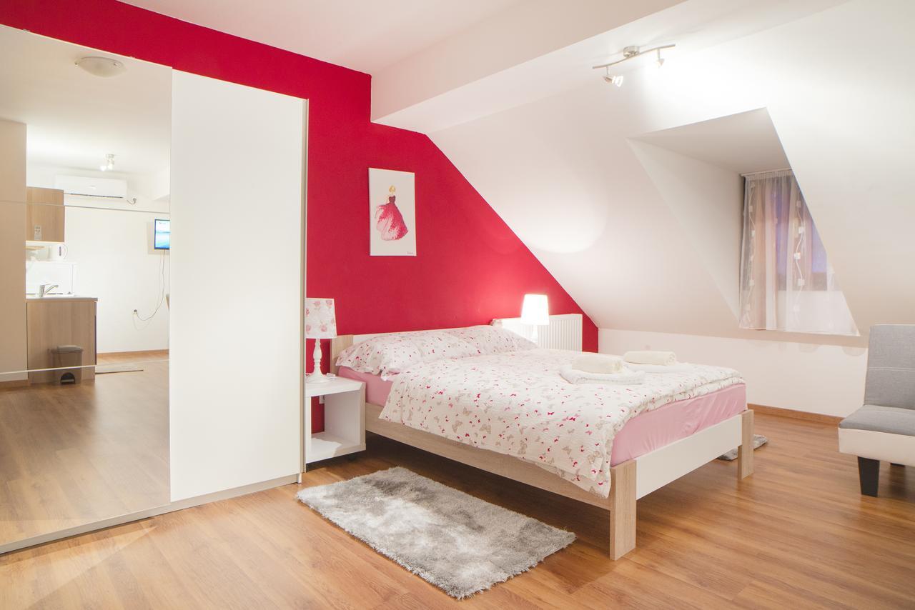 סלוניי Apartments Petra מראה חיצוני תמונה